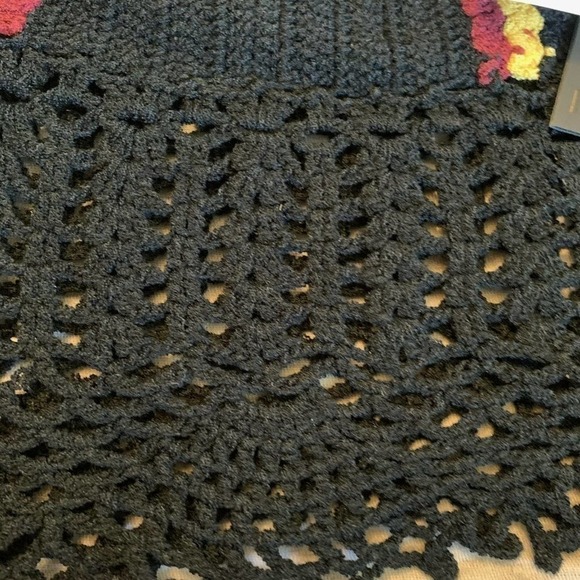 Elli White crochet top LF Tops Black & Red S - Picture 7 of 8